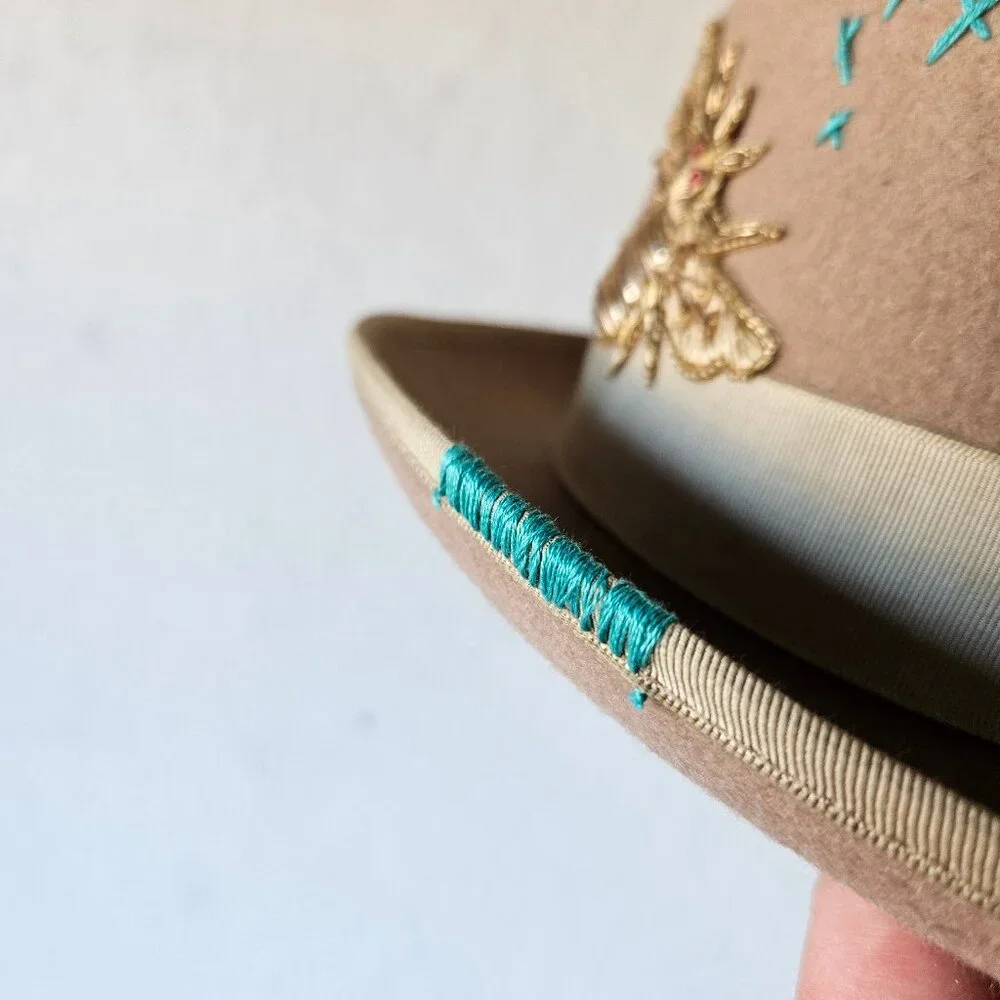Vintage Tan A. Adams & Spire Hat with OOAK Hand Embroidery Bees Bugs L 7 1/2 - Picture 3 of 9